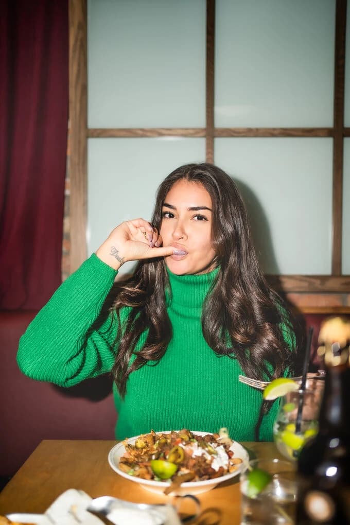 Repas entre amis dans la salle à manger du Balthazar