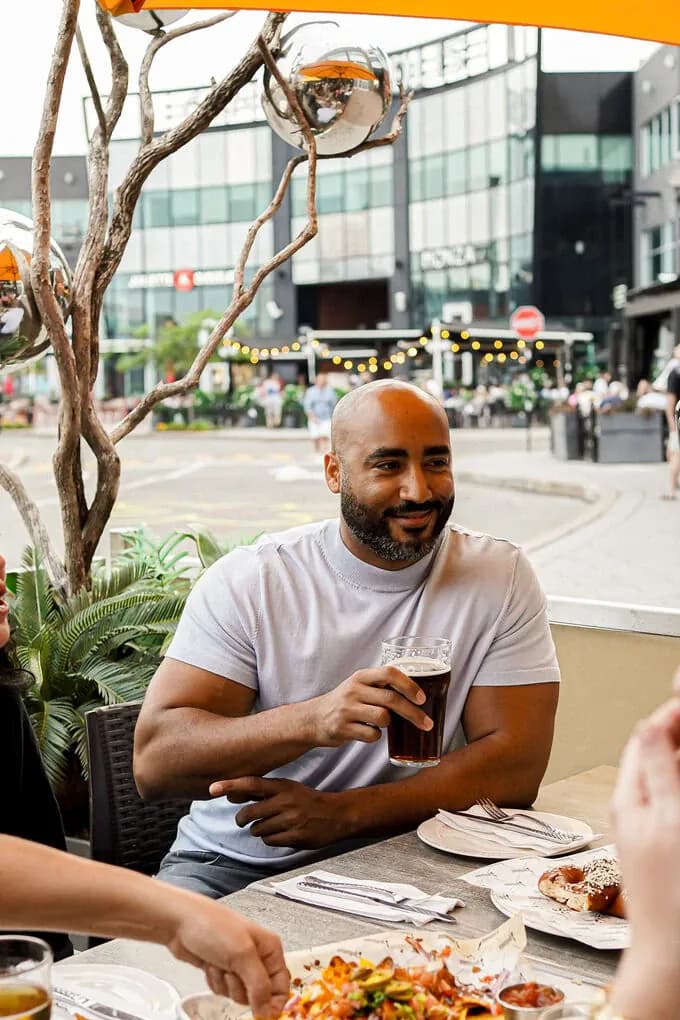 Clients attablés sur la terrasse du Balthazar en soirée