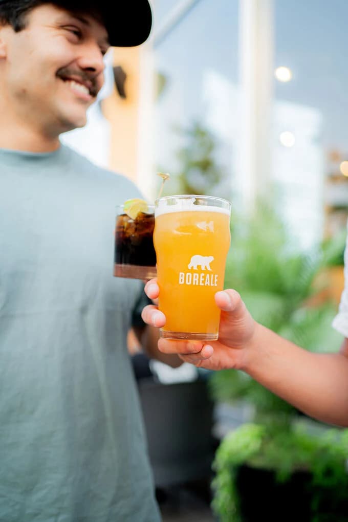 Verres de bière Boréale entrechoqués au Balthazar