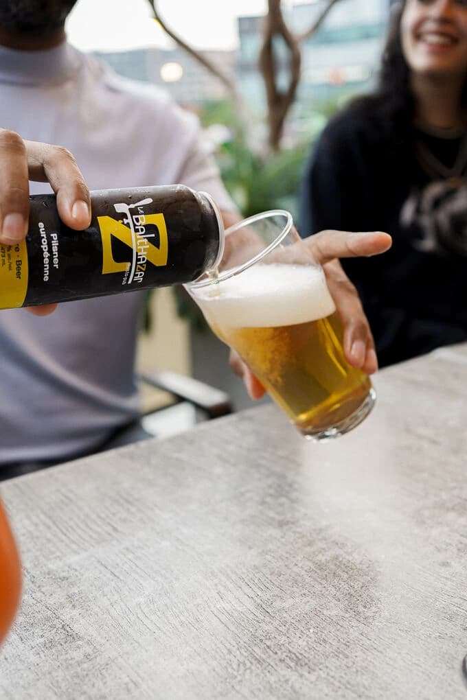 Service d'une bière de microbrasserie au comptoir du bar