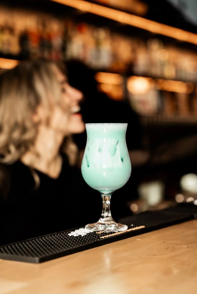 Cocktail signature dressé sur le comptoir du bar