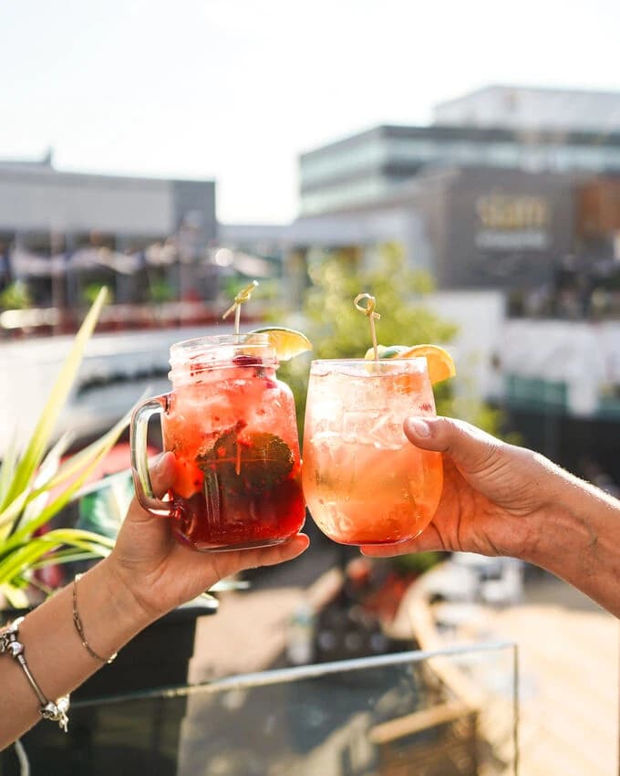 Cocktails servis en pots et entrechoqués au Balthazar