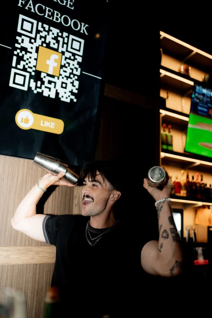 Barman du Balthazar préparant un cocktail au shaker