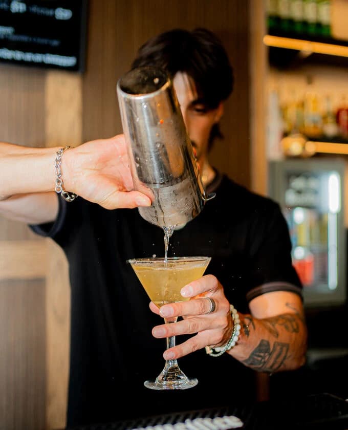Barman du Balthazar versant une bière en fût