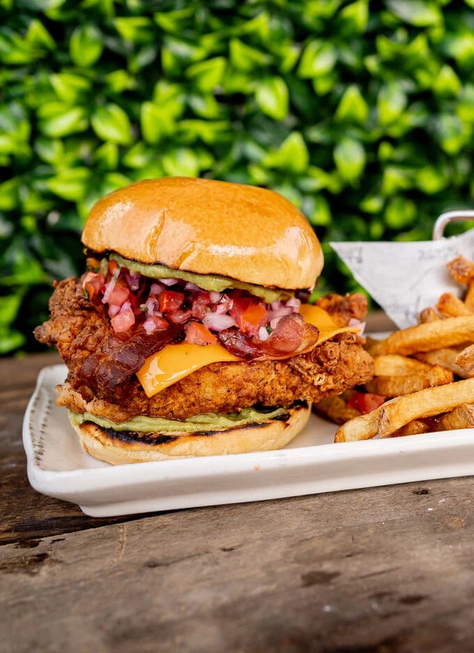 Burger de poulet croustillant servi au Balthazar