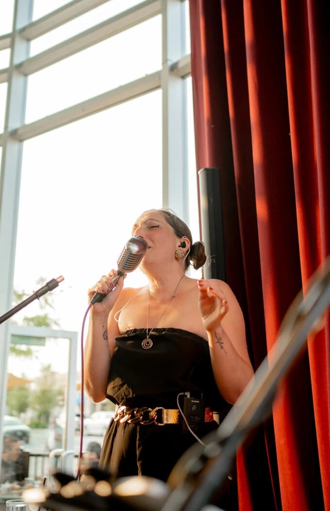 Prestation acoustique live sur la scène du Balthazar
